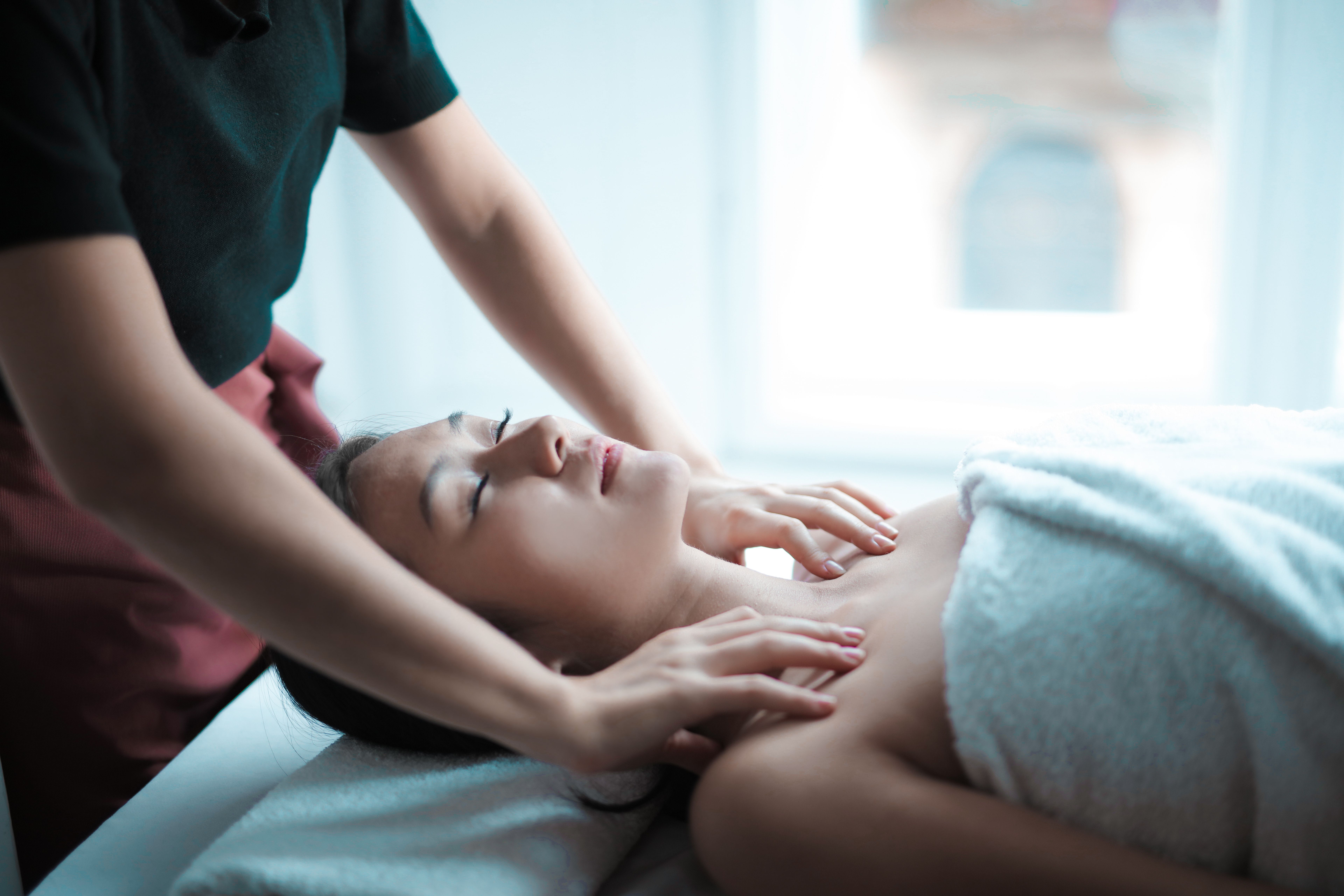 Why Office Massage Makes Sense: The Benefits for Employees and Employers